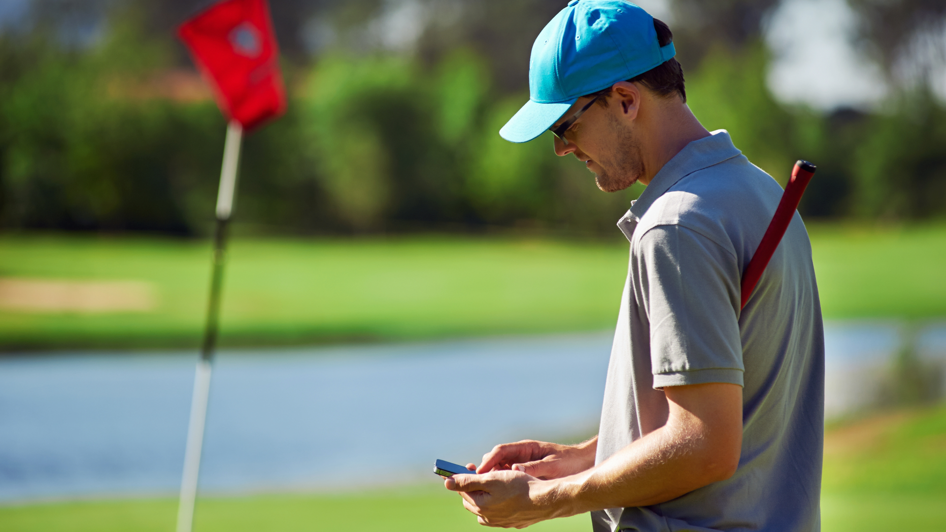 Golfer using technology to calculate score